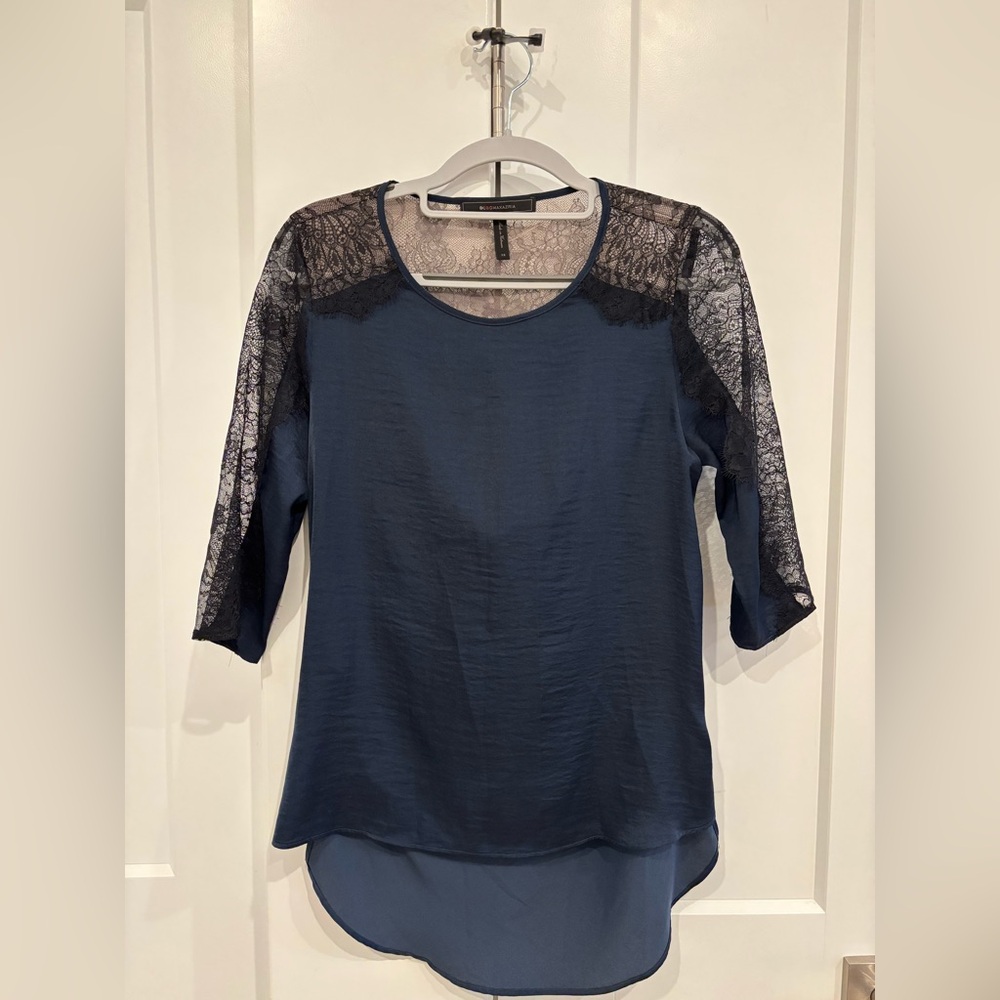 BCBGMaxAzria Addy Lace Sleeve Satin Top. XS